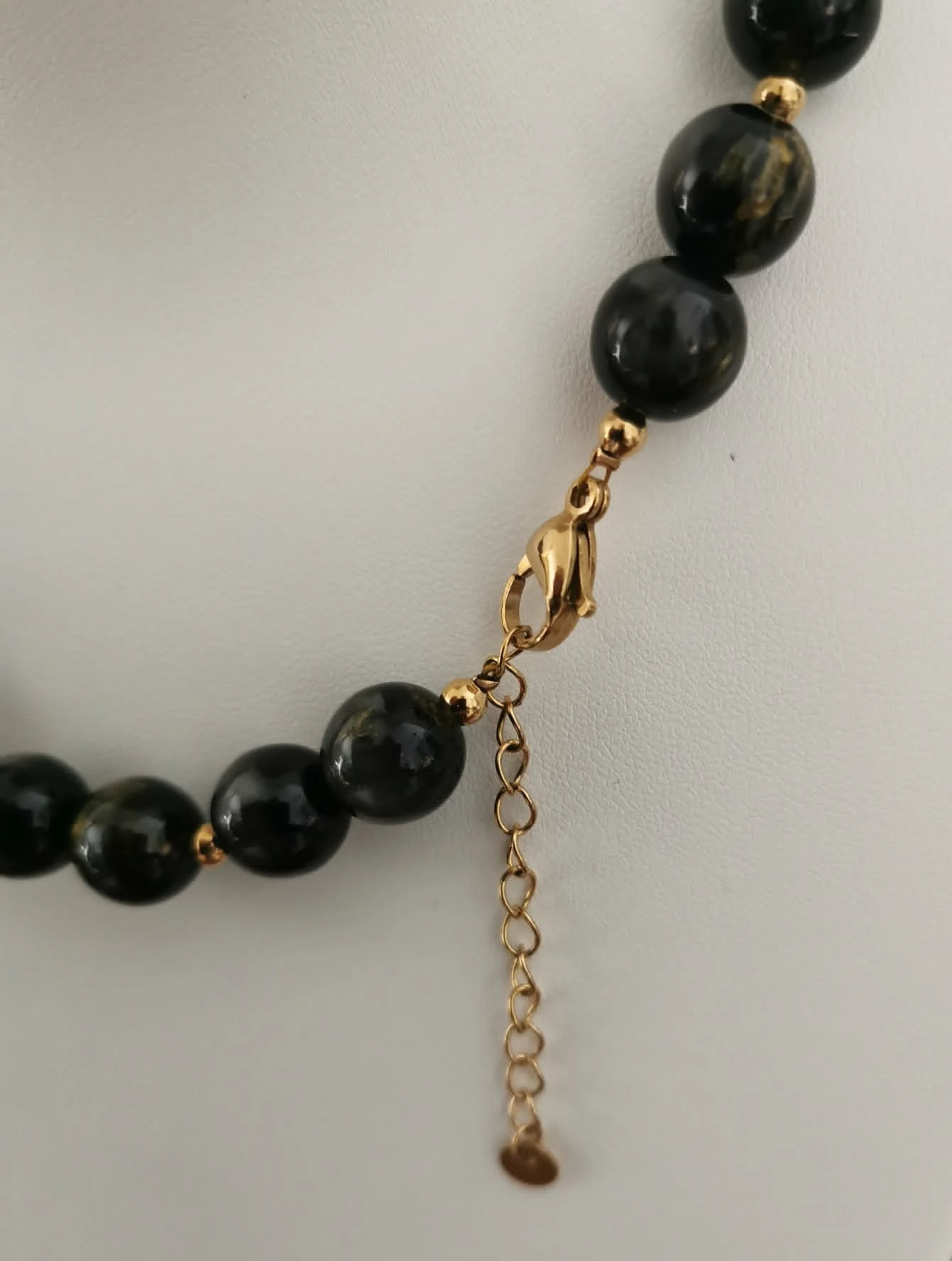 Muy hermoso collar con perlas con reflejos verdes y grises – photo 3